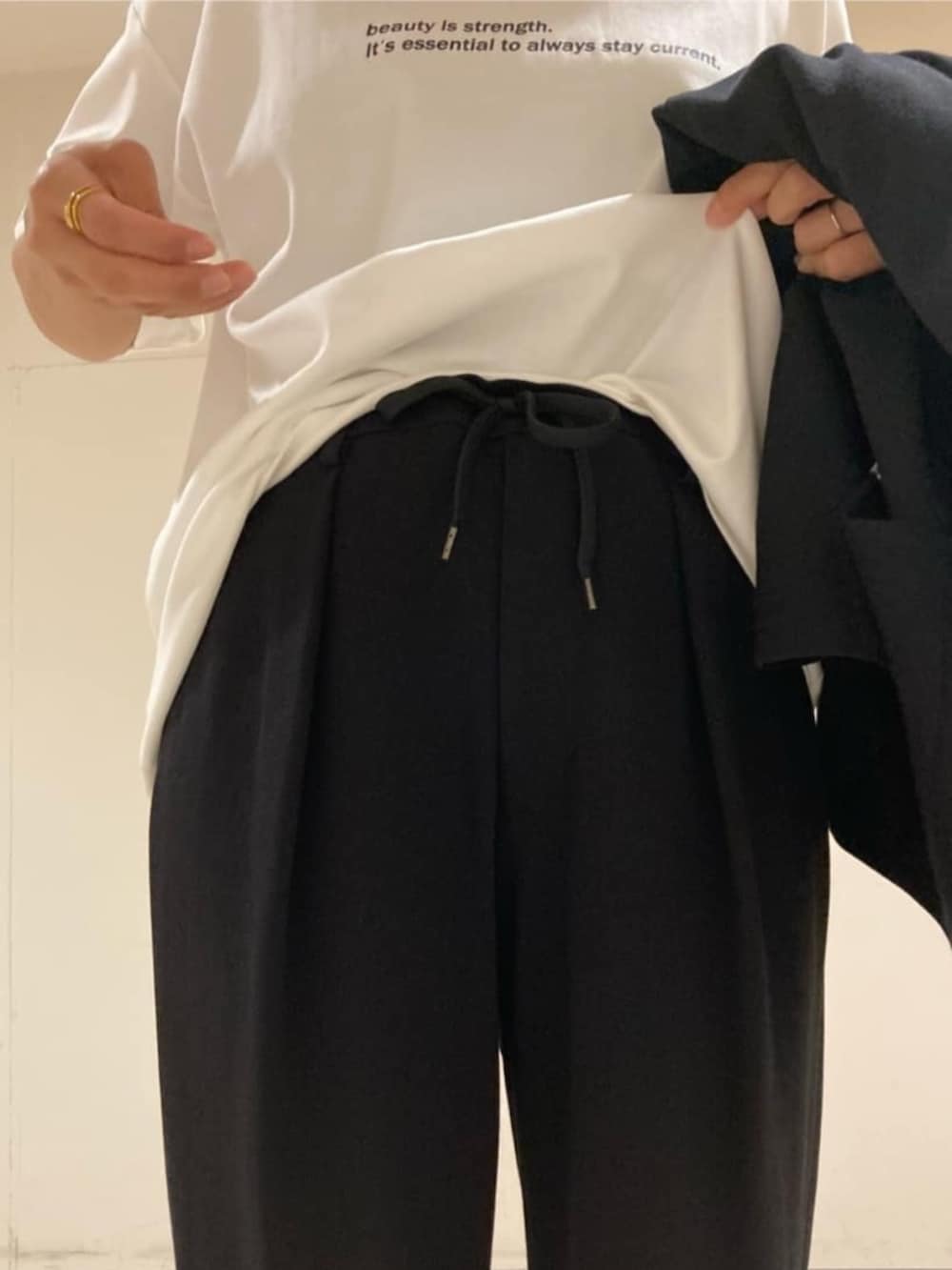ホワイト系のTシャツ/カットソー、ブラック系のカーディガン/ボレロ、ブラック系のサンダルを着用したレディースの夏コーディネートの9枚目の写真