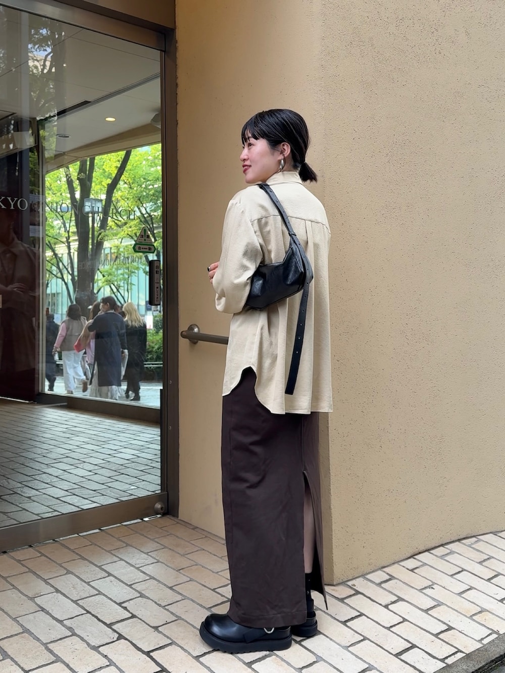 「ショルダーバッグ」｜「ear PAPILLONNERの《本革/ミニマムサイズ/軽量》ボックスショルダーバッグ（ショルダーバッグ、ブラック系）」を使った、uchidatsukoさん（骨格ナチュラル・レディース・158cm）の春コーディネートの3枚目の写真