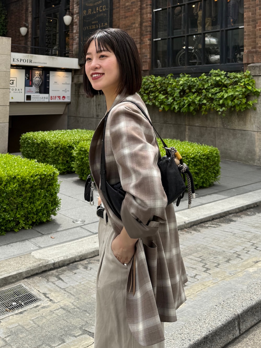 「ショルダーバッグ、大人カジュアル」｜「ear PAPILLONNERの《本革/ミニマムサイズ/軽量》ボックスショルダーバッグ（ショルダーバッグ、ブラック系）」を使った、uchidatsukoさん（骨格ナチュラル・レディース・158cm）の春コーディネートの2枚目の写真