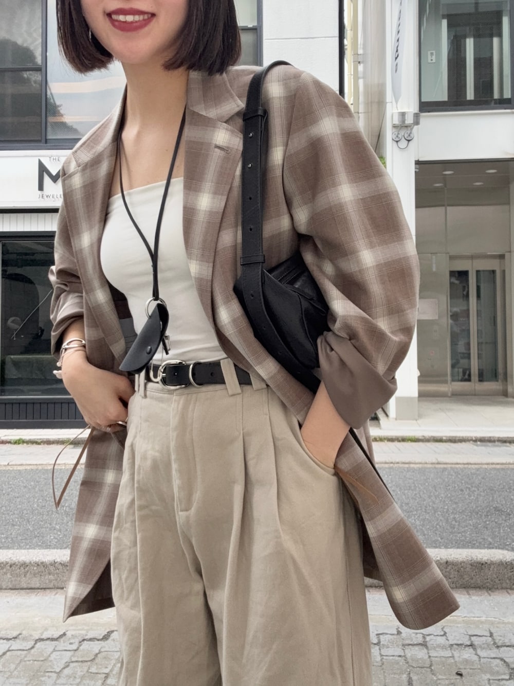 「ショルダーバッグ、大人カジュアル」｜「ear PAPILLONNERの《本革/ミニマムサイズ/軽量》ボックスショルダーバッグ（ショルダーバッグ、ブラック系）」を使った、uchidatsukoさん（骨格ナチュラル・レディース・158cm）の春コーディネートの3枚目の写真