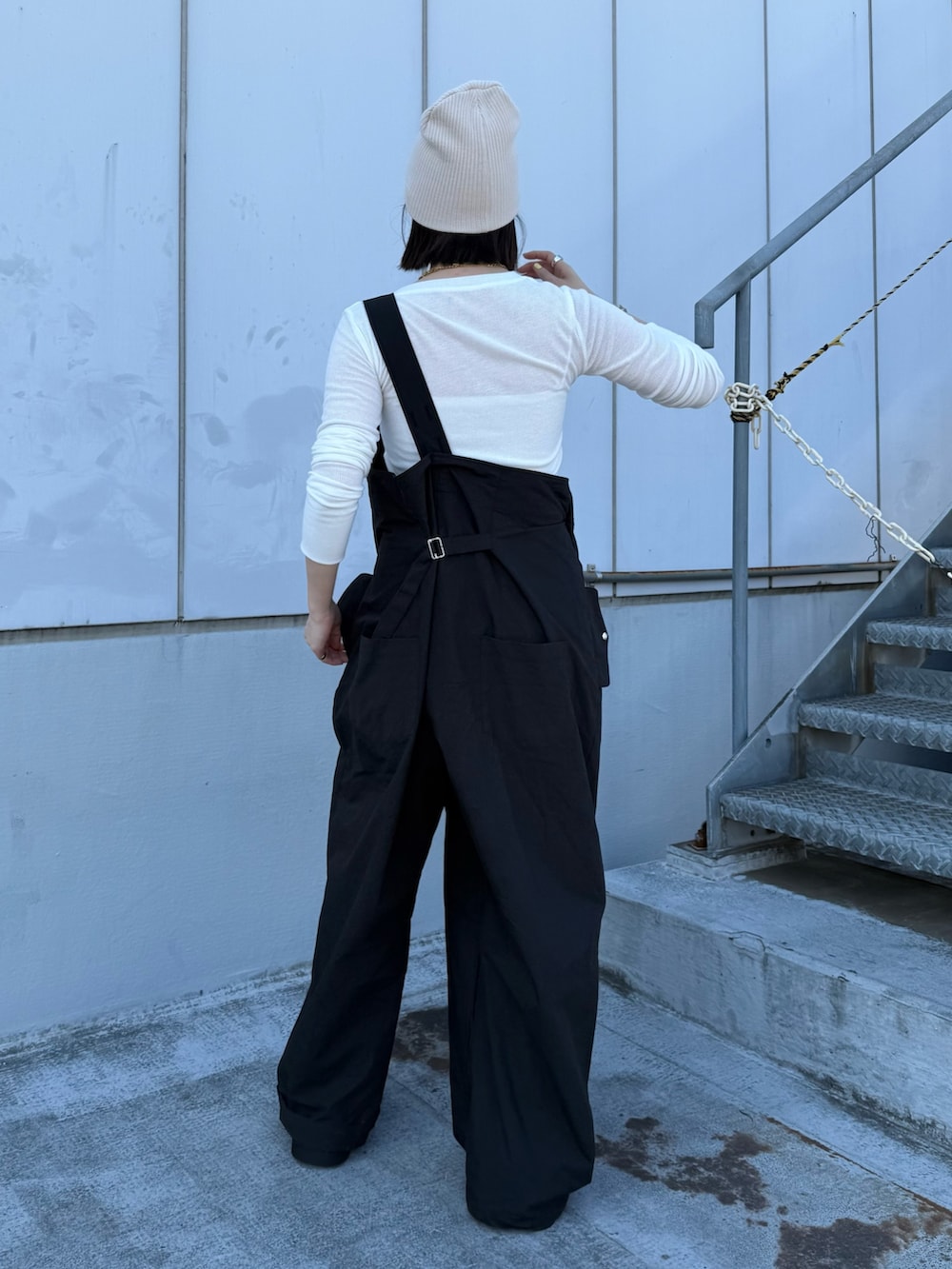 「ear PAPILLONNERのワンショルダーラップサロペット【SUM1 STYLE(スミスタイル)】（サロペット/オーバーオール、ブラック系）」を使った、uchidatsukoさん（骨格ナチュラル・レディース・158cm）の春コーディネートの2枚目の写真