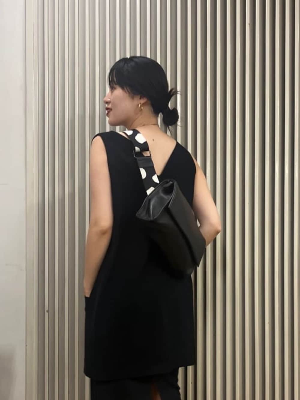 「ear PAPILLONNERの《本革》柄ワイドテープショルダーバッグ/ボディバッグ（ショルダーバッグ、ブラック系）」を使った、uchidatsukoさん（骨格ナチュラル・レディース・158cm）の夏コーディネートの2枚目の写真
