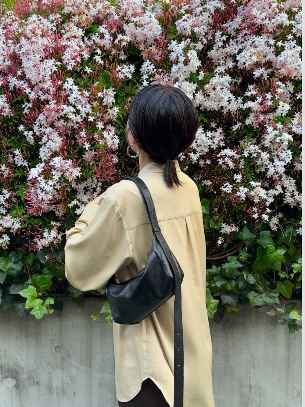 「ショルダーバッグ」｜「ear PAPILLONNERの《本革/ミニマムサイズ/軽量》ボックスショルダーバッグ（ショルダーバッグ、ブラック系）」を使った、uchidatsukoさん（骨格ナチュラル・レディース・158cm）の春コーディネートの2枚目の写真