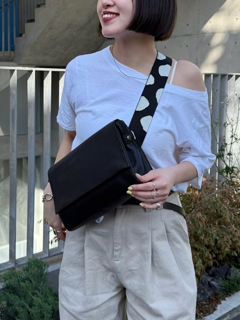 ブラック系のショルダーバッグを着用したレディースの春コーディネートの2枚目の写真