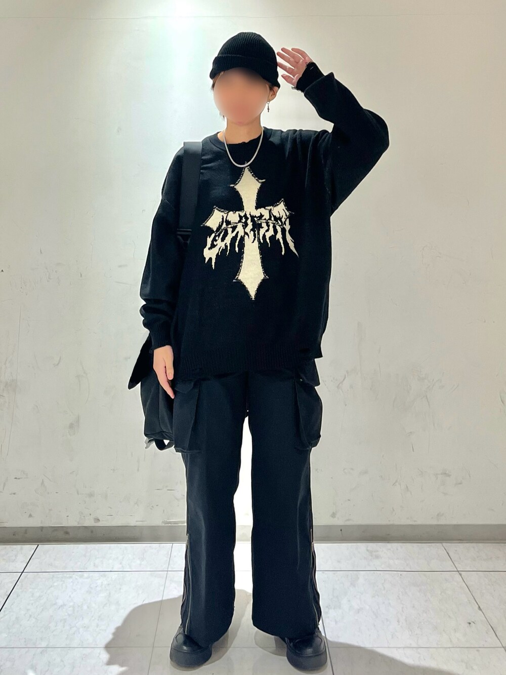 ブラック系のニット/セーター、ブラック系のショルダーバッグ、ブラック系のカーゴパンツを着用したメンズの秋コーディネートの2枚目の写真