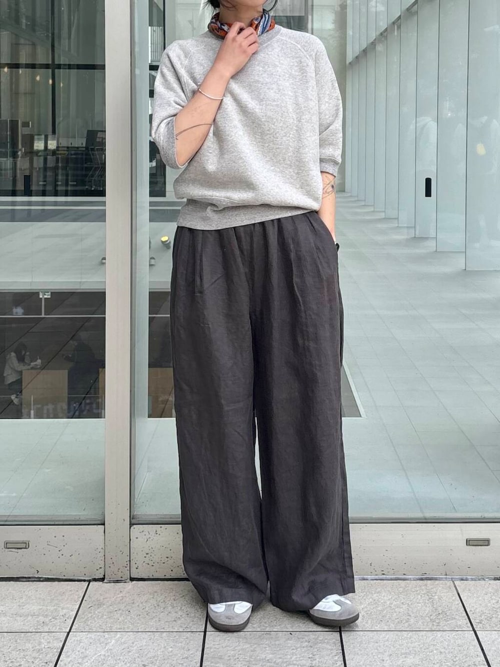 グレー系のその他パンツ、グレー系のスウェットを着用したレディースの春コーディネートの4枚目の写真