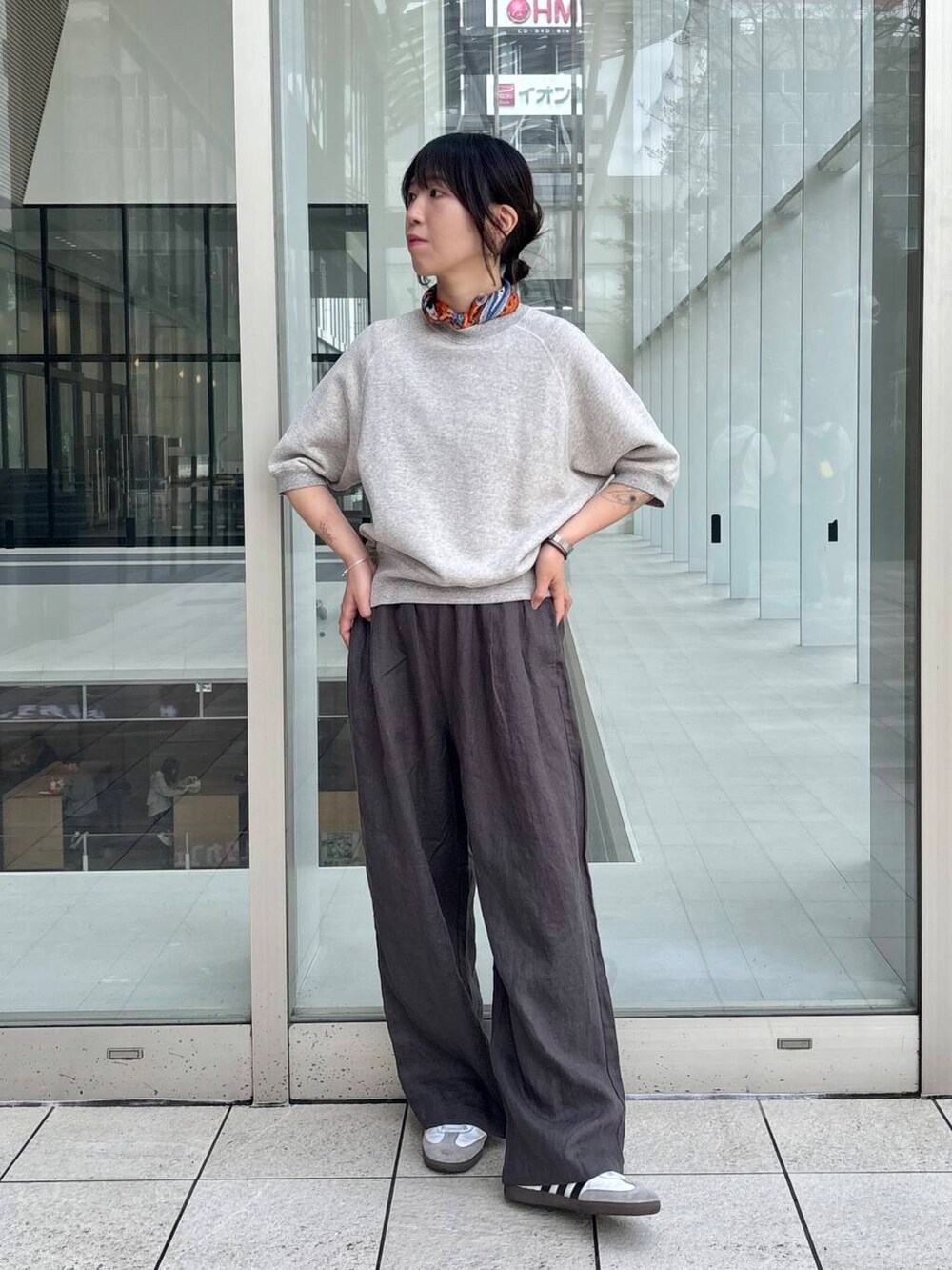 グレー系のその他パンツ、グレー系のスウェットを着用したレディースの春コーディネートの5枚目の写真