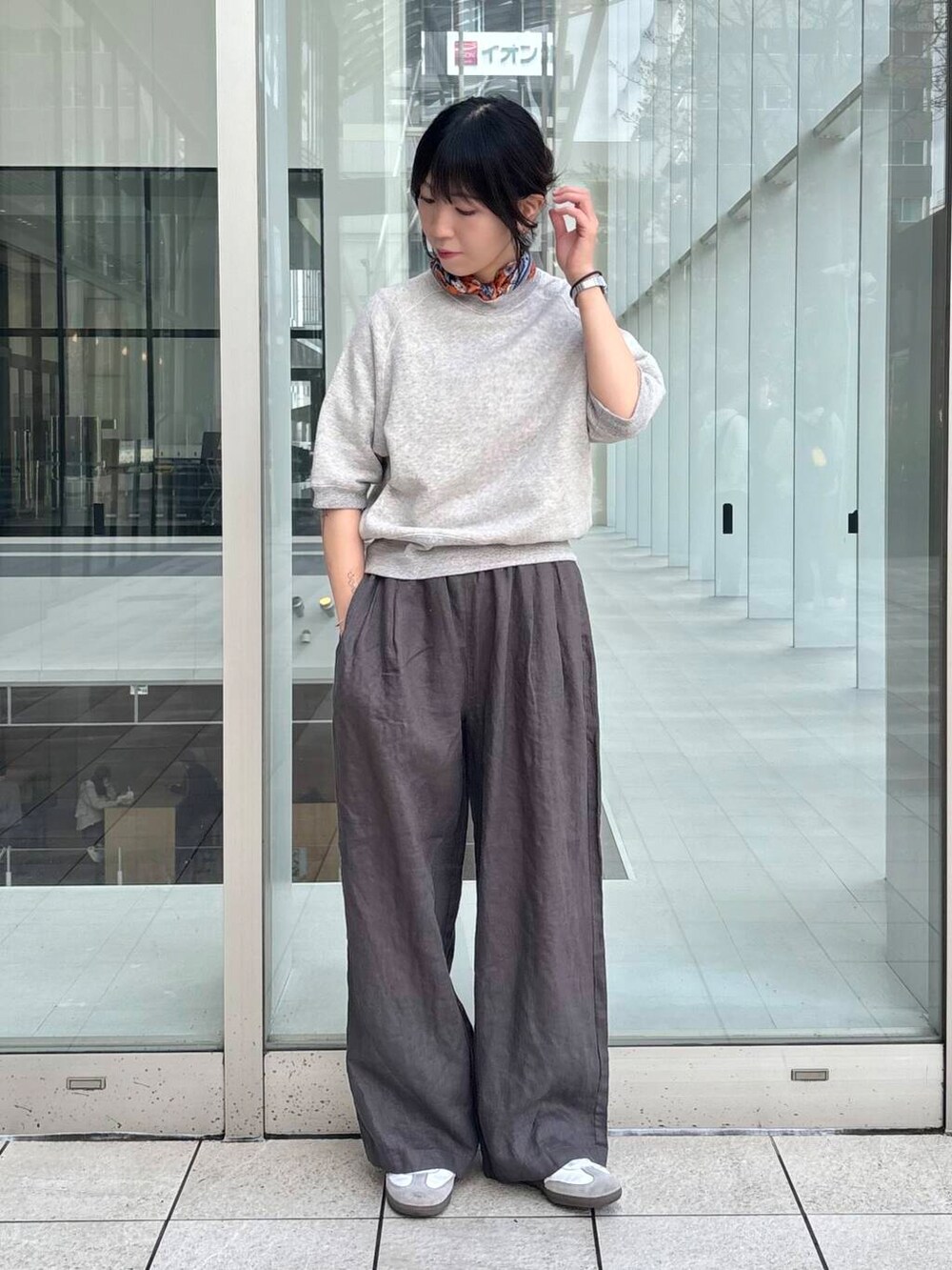 グレー系のその他パンツ、グレー系のスウェットを着用したレディースの春コーディネートの2枚目の写真