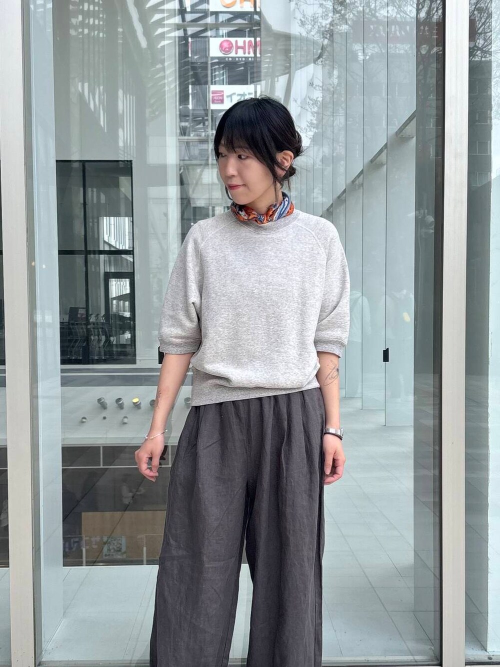 グレー系のその他パンツ、グレー系のスウェットを着用したレディースの春コーディネートの3枚目の写真