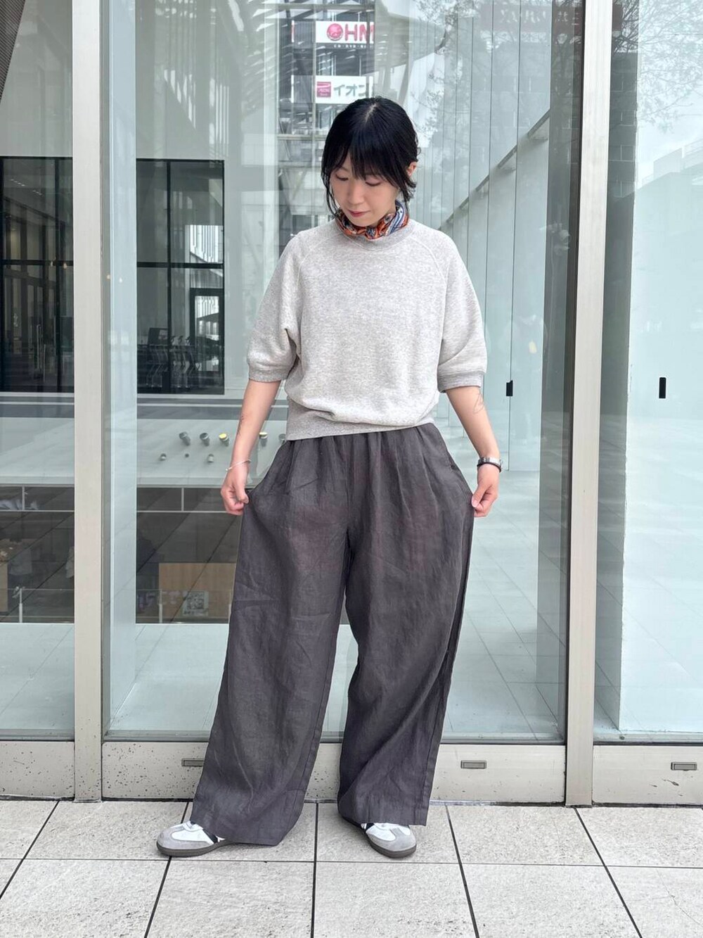 グレー系のその他パンツ、グレー系のスウェットを着用したレディースの春コーディネートの6枚目の写真
