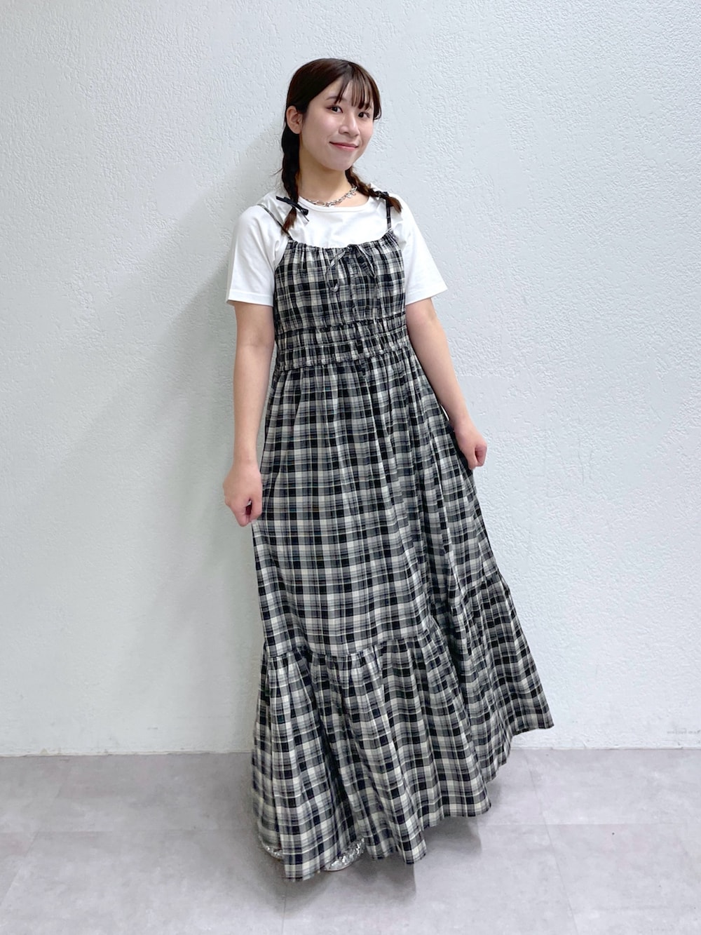 「春色、春めき満開コーデ、春コーデ、カジュアルスタイル、ゆるコーデ、春服、春服みてみて、カジュアルガーリー、お花見コーデ、春色コーデ、ブラック、リボン、シアー、淡色女子、シャーリング」｜「w closetの【４色展開】バレエシューズ（ブーツ、シルバー系）」を使った、ひなこさん（骨格ウェーブ・レディース・153cm）の春コーディネートの2枚目の写真