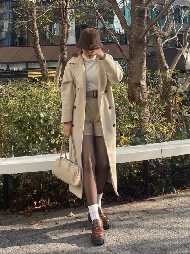 「ハンドバッグ、選抜、レザーパンツ、162cm、タートルネック、ホワイトコーデ、EVRIS、ワントーンコーデ、海外風コーデ、春コーデ、ローファー、大人カジュアル、バケットハット、ロングコート」｜「EVRISのフェイクウールロングチェスターコート（チェスターコート、ベージュ系）」を使った、YUUKA さん（レディース・162cm）の冬コーディネートの2枚目の写真