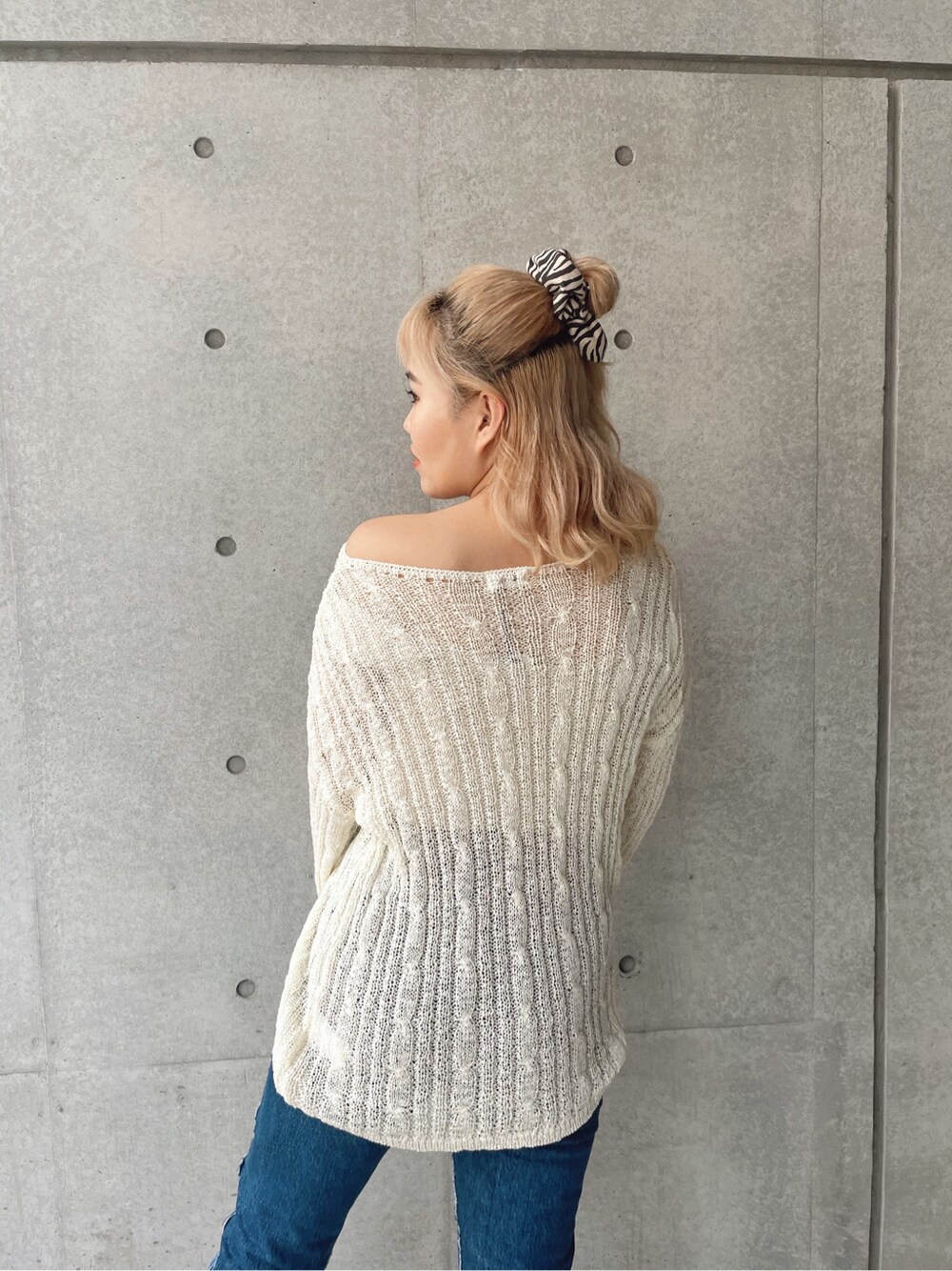 「EVRIS、ケーブルニット、春コーデ、162cm、選抜、ニット、デニムコーデ、サンダル、ショルダーバッグ」｜「EVRISのプラットフォームストラップサンダル（サンダル、イエロー系）」を使った、YUUKA さん（レディース・162cm）の春コーディネートの4枚目の写真