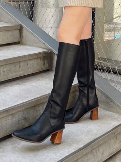 ブラック系のその他パンツ、ベージュ系のワンピース、グリーン系のブルゾンを着用したレディースの秋コーディネートの7枚目の写真