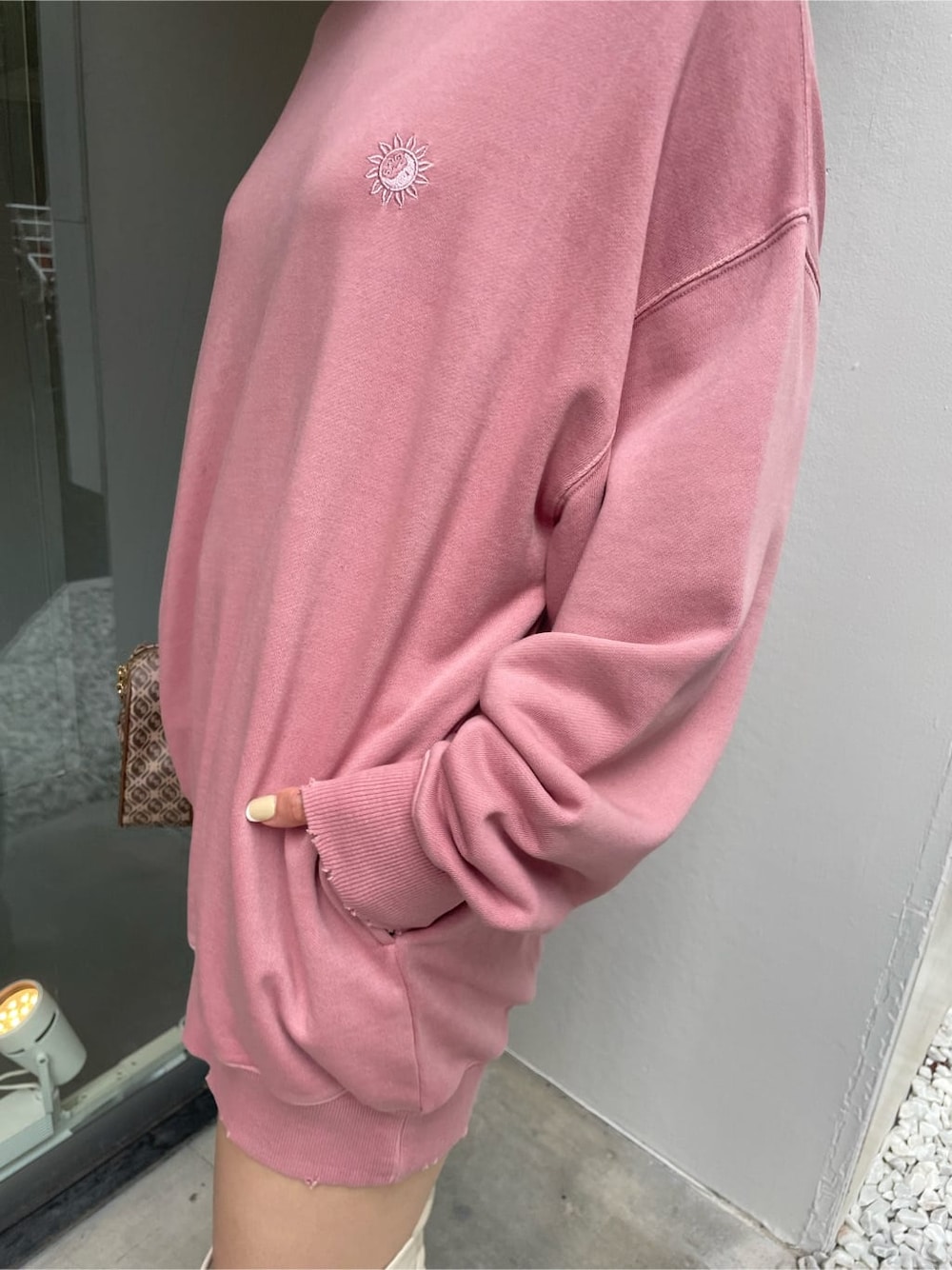 「秋コーデ、選抜１、サニーモチーフ、スウェット、EVRIS、162cm、MARK STYLER」｜「EVRISのSUNNYピグメントオーバーサイズプルオーバー（スウェット、ピンク系）」を使った、YUUKA さん（レディース・162cm）の秋コーディネートの4枚目の写真
