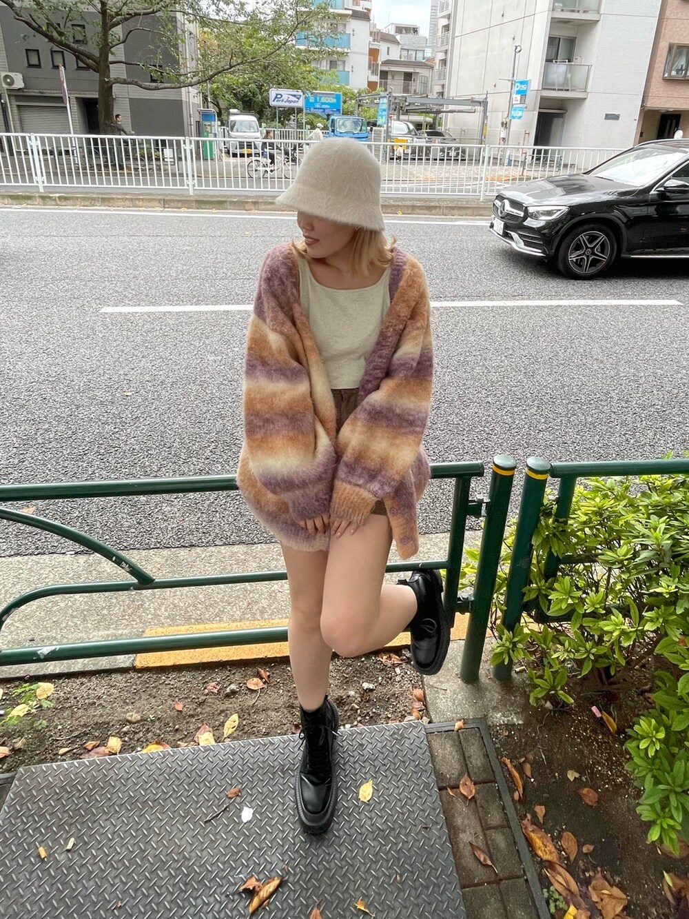 「秋冬コーデ、ビックシルエット、EVRIS、グラデーション、カーディガン、ブラウンコーデ、ツイードパンツ、ツイード、ワントーンコーデ、ファー帽子、いいね、save、フォローお願いします🤑、淡色コーデ、淡色女子、ワークブーツ、オーバーサイズ」｜「EVRISのスクエアネッククロップドトップス（Tシャツ/カットソー、グレー系）」を使った、YUUKA さん（レディース・162cm）の秋コーディネートの2枚目の写真