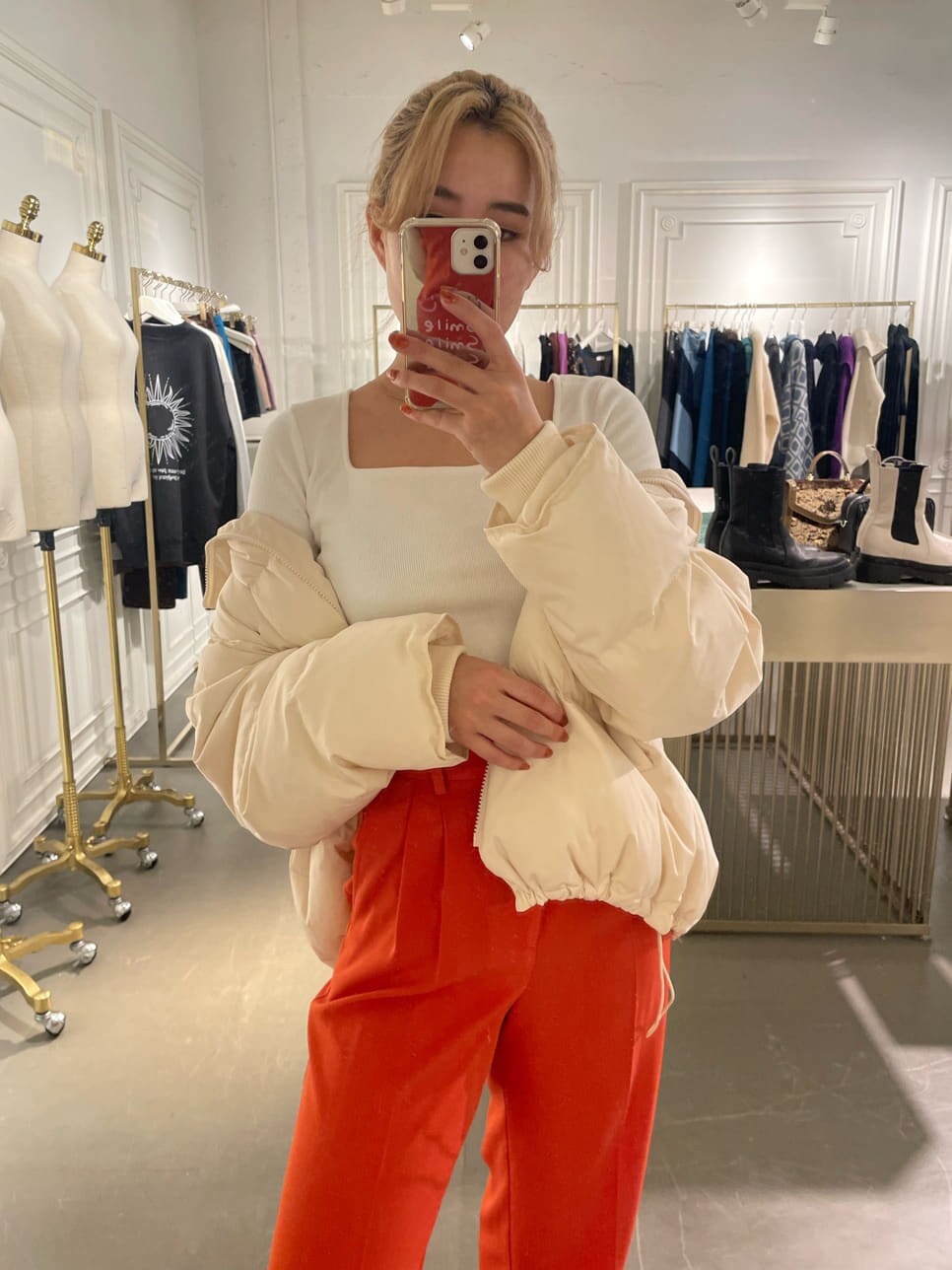 「秋コーデ、MARK STYLER、EVRIS、選抜１、カラーパンツ、リアルダウン、162cm」｜「EVRISのボリュームギャザーダウン（ダウンジャケット/コート、ホワイト系）」を使った、YUUKA さん（レディース・162cm）の秋コーディネートの5枚目の写真