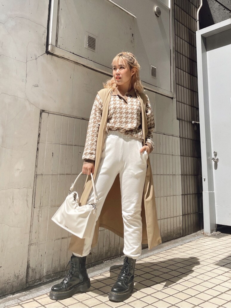 「EVRIS、春コーデ、162cm、選抜１、トレンチコート、スウェットパンツ、ポロニット、カジュアル」｜「EVRISの2WAYシャーリングBAG（ショルダーバッグ、ホワイト系）」を使った、YUUKA さん（レディース・162cm）の春コーディネートの2枚目の写真
