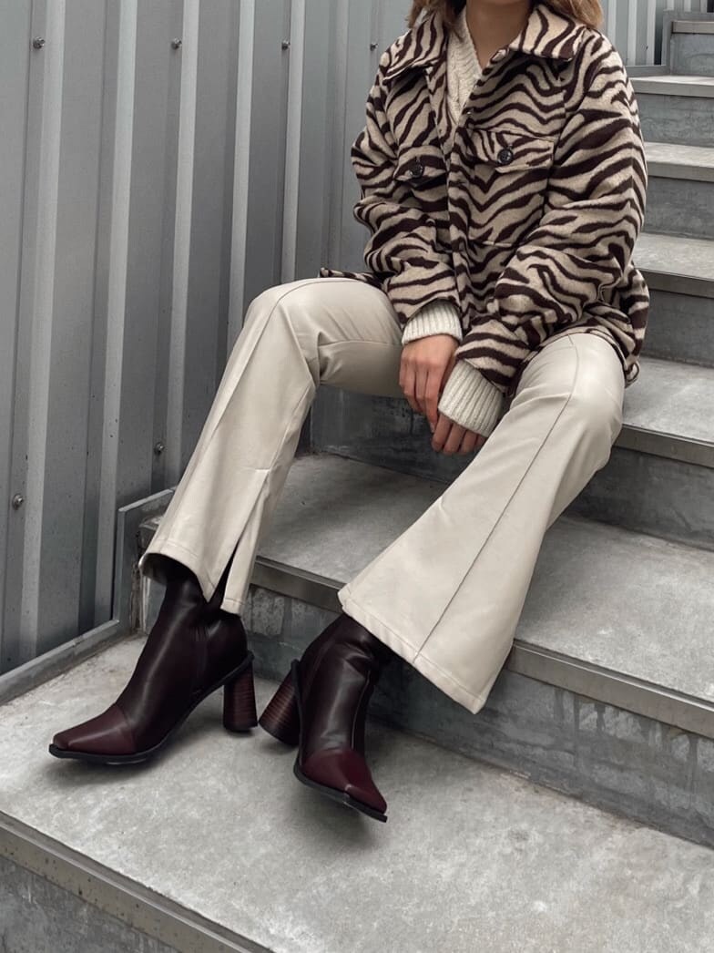 その他のシャツ/ブラウス、ホワイト系のニット/セーター、ブラウン系のブーツを着用したレディースの冬コーディネートの2枚目の写真