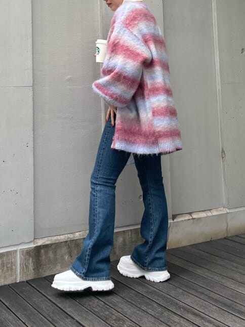 「秋コーデ、MARK STYLER、ピンク、選抜１、162cm、EVRIS、ニットカーディガン」｜「EVRISのERロゴハイネックスウェットトップス（スウェット、ホワイト系）」を使った、YUUKA さん（レディース・162cm）の秋コーディネートの3枚目の写真