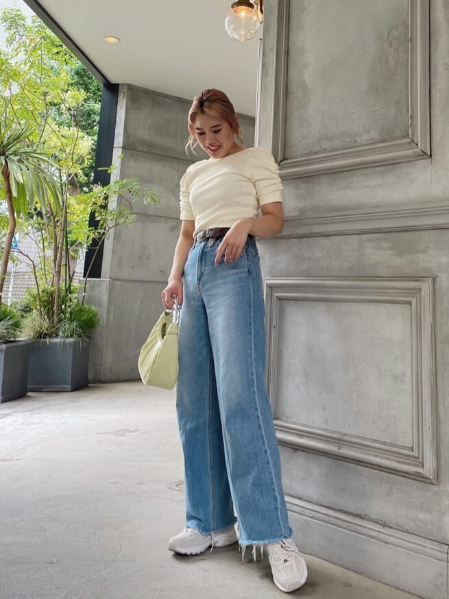 ホワイト系のTシャツ/カットソー、ブルー系のデニムパンツ、イエロー系のハンドバッグを着用したレディースの夏コーディネートの2枚目の写真