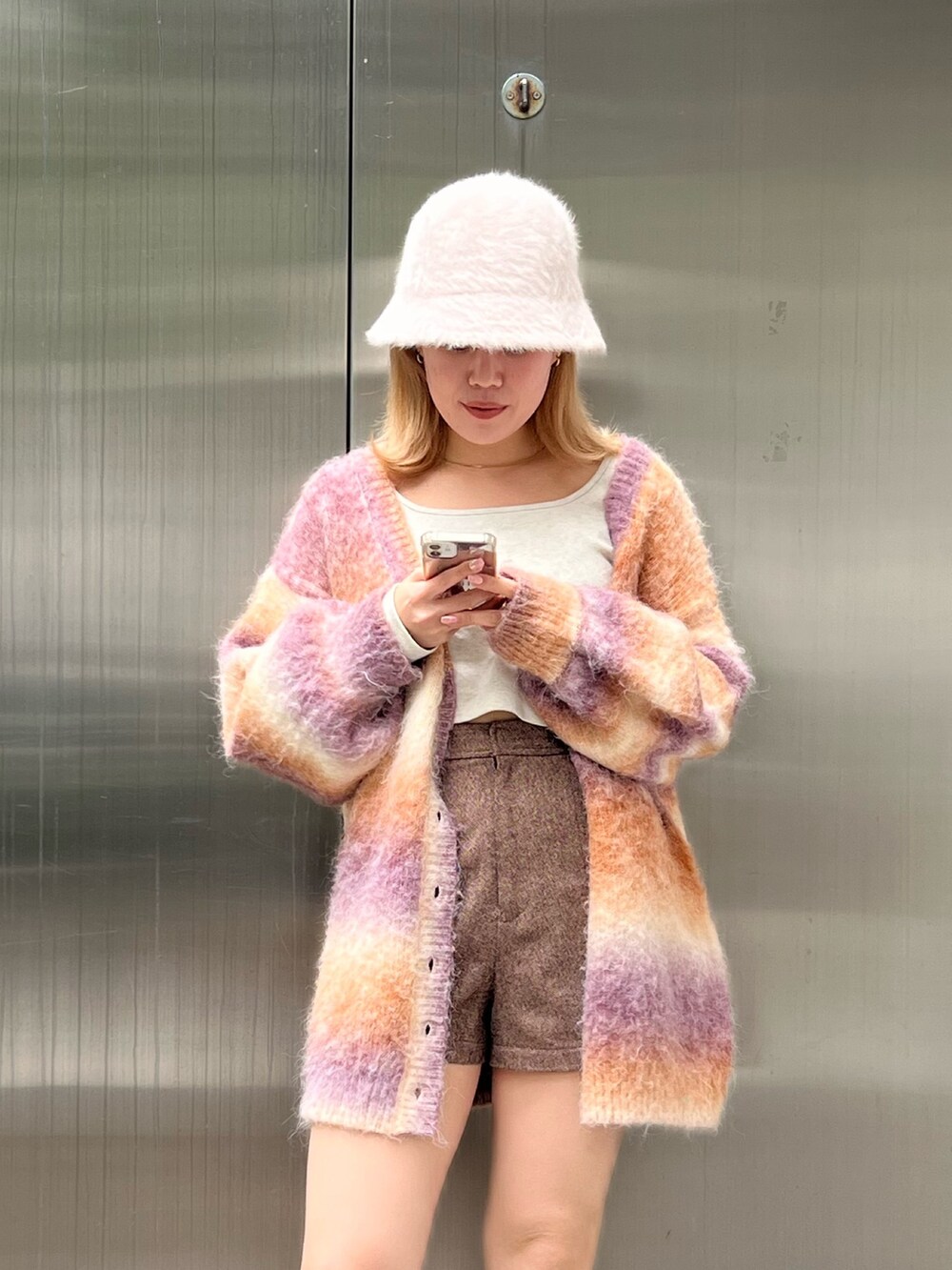 「秋冬コーデ、ビックシルエット、EVRIS、グラデーション、カーディガン、ブラウンコーデ、ツイードパンツ、ツイード、ワントーンコーデ、ファー帽子、いいね、save、フォローお願いします🤑、淡色コーデ、淡色女子、ワークブーツ、オーバーサイズ」｜「EVRISのスクエアネッククロップドトップス（Tシャツ/カットソー、グレー系）」を使った、YUUKA さん（レディース・162cm）の秋コーディネートの6枚目の写真