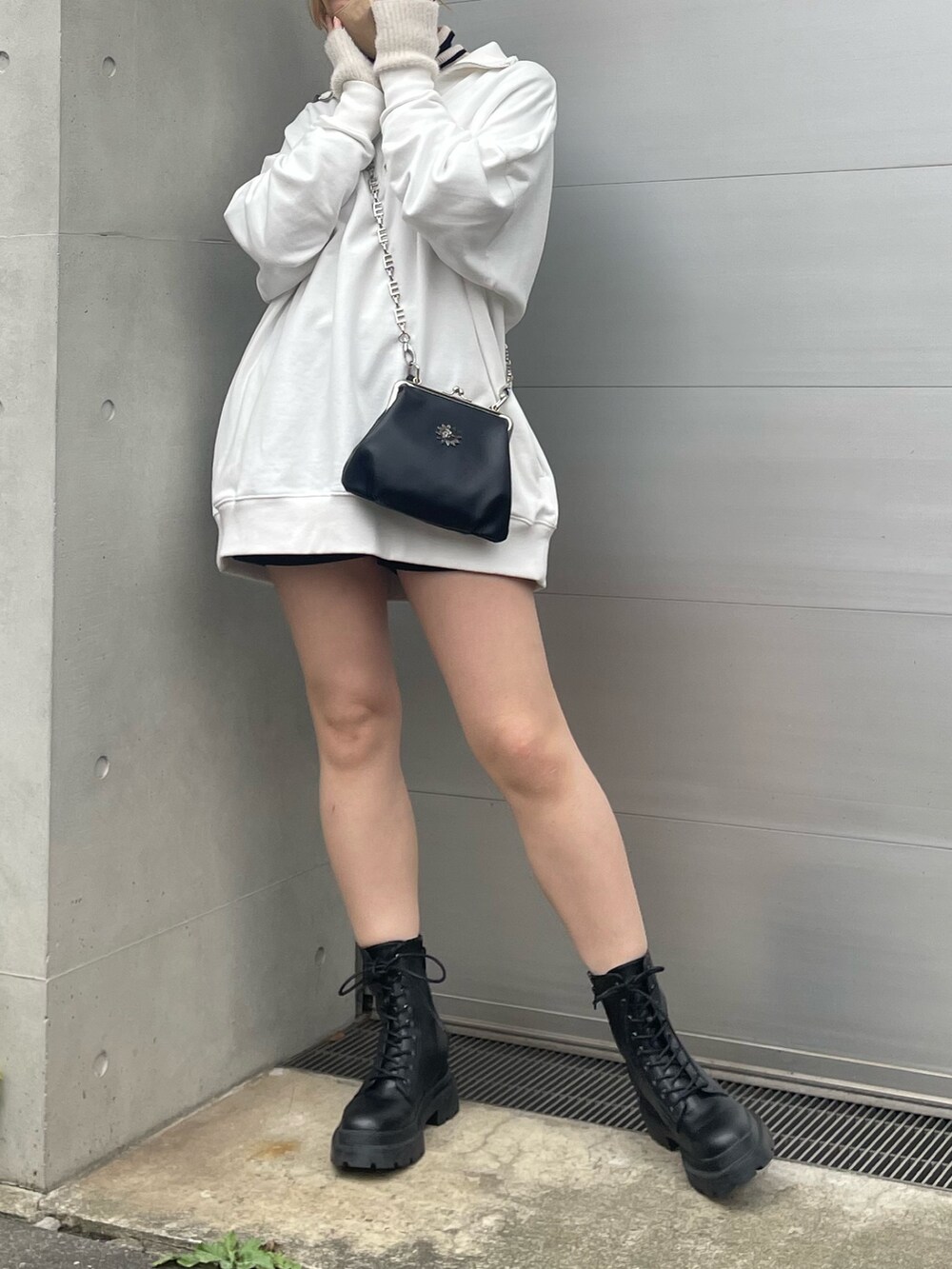 「冬コーデ、ストリート、UNIQLO、EVRIS、レイヤードスタイル、ボーダートップス、タートルネック、アームウォーマー、スウェット、トレーナー、ホワイトコーデ、マイベストコーデ2022、休日スタイル、ラフコーデ、がま口バッグ」｜「EVRISの【WEB限定】ハーフジップスウェットトップス（スウェット、ホワイト系）」を使った、YUUKA さん（レディース・162cm）の冬コーディネートの2枚目の写真