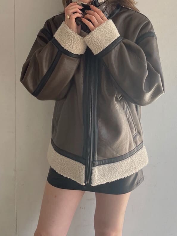「選抜、162cm、冬コーデ、EVRIS、ブルゾン、シャークソール、ミニスカート、サイドゴアブーツ、ブラウン、ボア、ブラウンコーデ」｜「EVRISのシャークソールサイドゴアショートブーツ（ブーツ、ブラック系）」を使った、YUUKA さん（レディース・162cm）の冬コーディネートの4枚目の写真