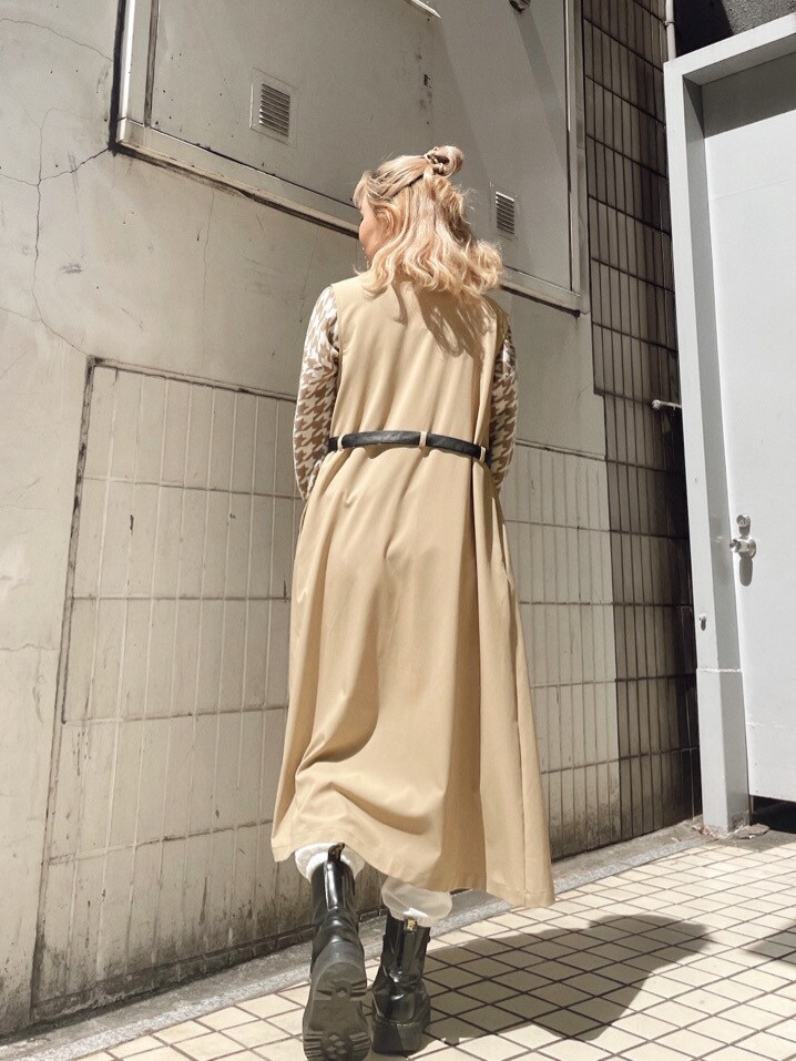 「EVRIS、春コーデ、162cm、選抜１、トレンチコート、スウェットパンツ、ポロニット、カジュアル」｜「EVRISの2WAYシャーリングBAG（ショルダーバッグ、ホワイト系）」を使った、YUUKA さん（レディース・162cm）の春コーディネートの4枚目の写真
