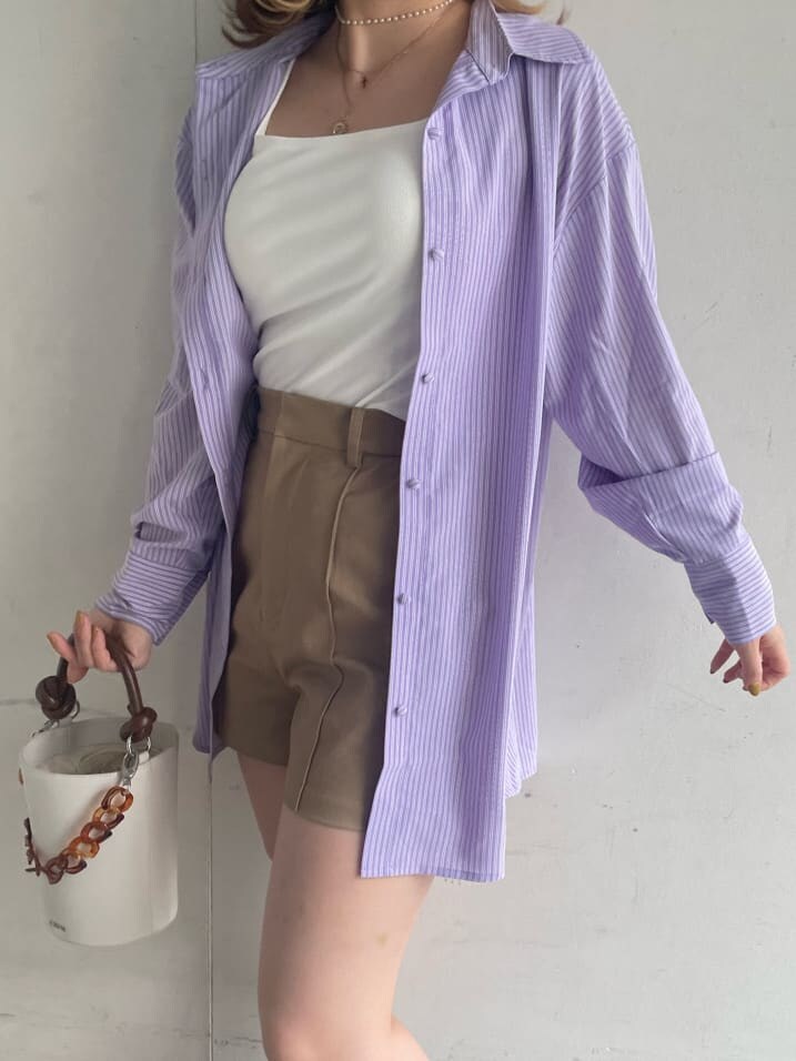 ブラック系のブーツ、ベージュ系のその他パンツ、ホワイト系のショルダーバッグを着用したレディースの春コーディネートの6枚目の写真