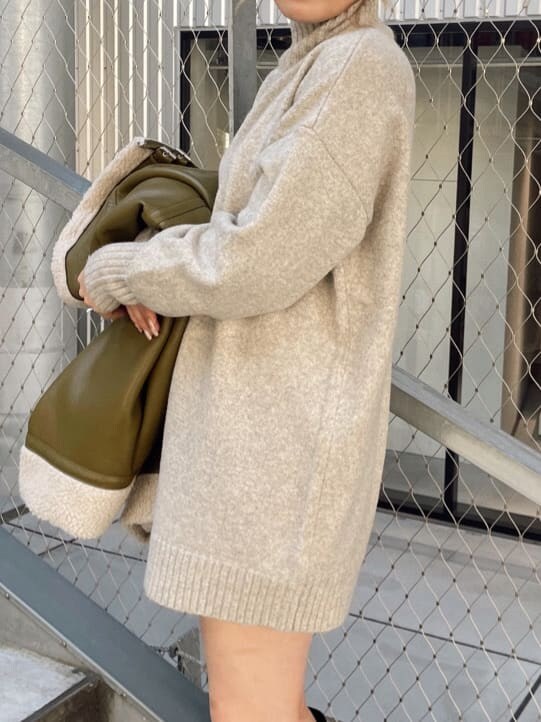 ブラック系のその他パンツ、ベージュ系のワンピース、グリーン系のブルゾンを着用したレディースの秋コーディネートの4枚目の写真