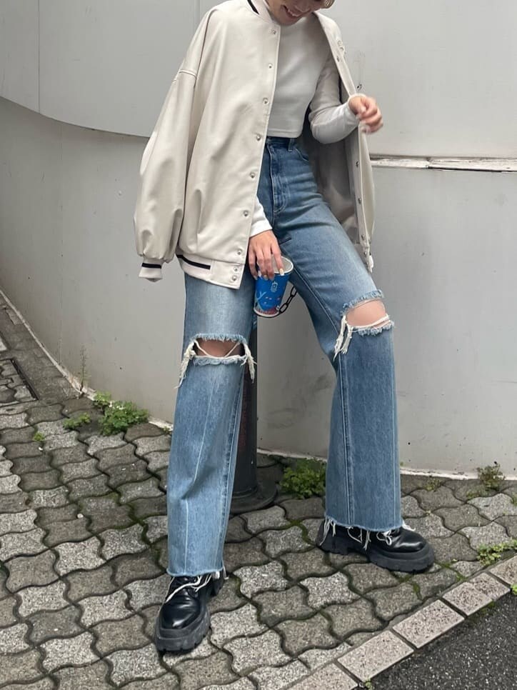「MARK STYLER、ブルゾン、EVRIS、選抜１、デニムコーデ、162cm」｜「EVRISのリブラインロゴスタジャン（スタジャン、ホワイト系）」を使った、YUUKA さん（レディース・162cm）の秋コーディネートの3枚目の写真
