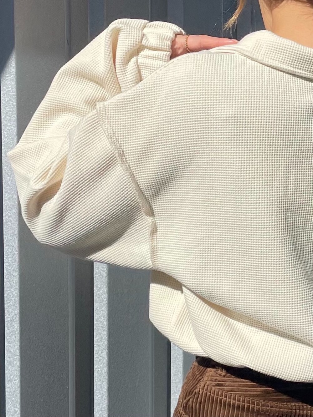 ブラウン系のその他パンツ、ホワイト系のスウェット、ホワイト系のスニーカーを着用したレディースの秋コーディネートの6枚目の写真