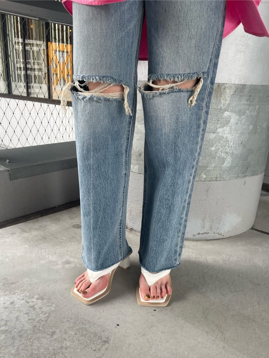 ブルー系のデニムパンツ、ホワイト系のサンダル、ホワイト系のショルダーバッグを着用したレディースの夏コーディネートの5枚目の写真