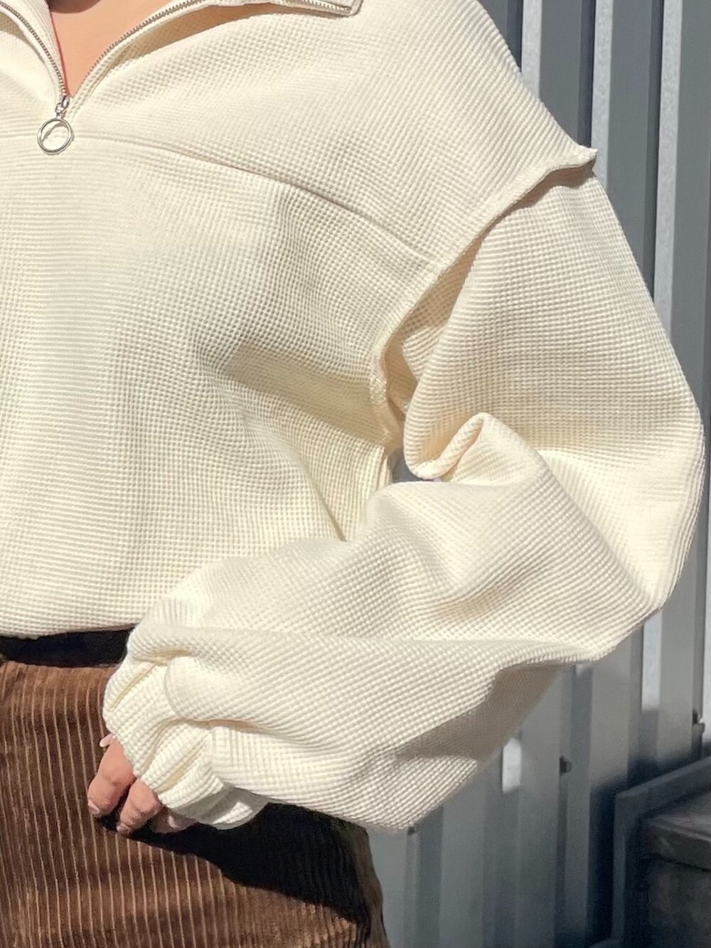 ブラウン系のその他パンツ、ホワイト系のスウェット、ホワイト系のスニーカーを着用したレディースの秋コーディネートの5枚目の写真