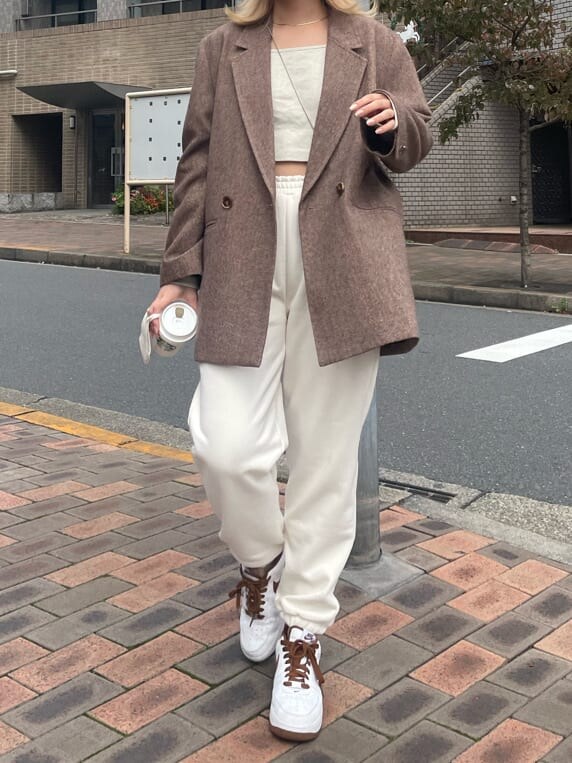 「ブラウンコーデ、ウールジャケット、MARK STYLER、162cm、ブラウン、選抜１、EVRIS」｜「EVRISのスクエアネッククロップドトップス（Tシャツ/カットソー、グレー系）」を使った、YUUKA さん（レディース・162cm）の秋コーディネートの3枚目の写真