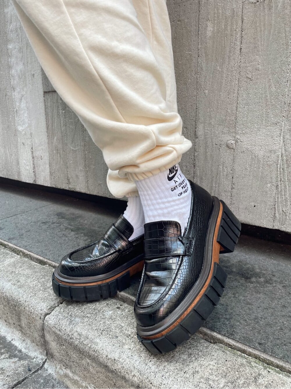 「EVRIS、選抜１、162cm、ブラウン、ニット、スウェットパンツ、ローファー、秋コーデ、秋先取りコーデ」｜「EVRISのキルティングボックスBAG（ハンドバッグ、その他）」を使った、YUUKA さん（レディース・162cm）の夏コーディネートの9枚目の写真