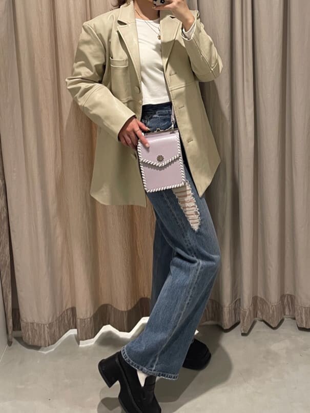 「ワイドパンツ、選抜、ショルダーバッグ、EVRIS、162cm、春コーデ、ダメージデニム、レザージャケット、ワイドデニム、ローファー、大人カジュアル、デニムコーデ、カジュアルコーデ」｜「EVRISのレザーライクステッチジャケット（テーラードジャケット、ホワイト系）」を使った、YUUKA さん（レディース・162cm）の冬コーディネートの2枚目の写真