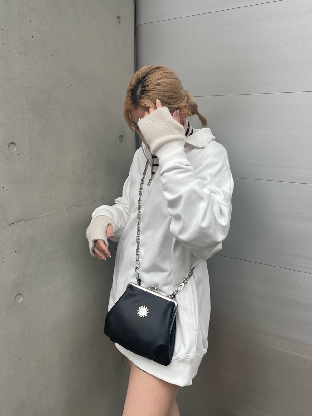 「冬コーデ、ストリート、UNIQLO、EVRIS、レイヤードスタイル、ボーダートップス、タートルネック、アームウォーマー、スウェット、トレーナー、ホワイトコーデ、マイベストコーデ2022、休日スタイル、ラフコーデ、がま口バッグ」｜「EVRISの【WEB限定】ハーフジップスウェットトップス（スウェット、ホワイト系）」を使った、YUUKA さん（レディース・162cm）の冬コーディネートの4枚目の写真