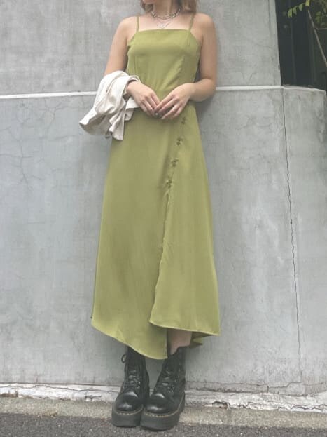 「EVRIS、選抜１、キャミワンピ、ライムグリーン、リネンシャツ、夏コーデ、162cm」｜「EVRISのNEW RANDOM HEM ロングワンピース（ワンピース、グリーン系）」を使った、YUUKA さん（レディース・162cm）の夏コーディネートの4枚目の写真