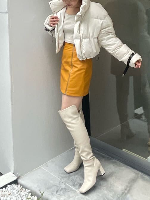 「MARK STYLER、選抜１、ホワイトコーデ、ダウン、EVRIS、162cm、冬コーデ、レザースカート」｜「EVRISのフェイクレザーミニスカート（スカート、イエロー系）」を使った、YUUKA さん（レディース・162cm）の秋コーディネートの2枚目の写真