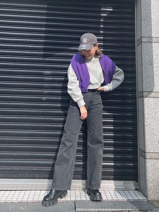 「ニット、ワイドデニム、厚底ブーツ、162cm、冬コーデ、パープル、ショート丈、選抜、EVRIS、カジュアル、グレー、サイドゴアブーツ」｜「EVRISのBACKスラッシュワイドデニムパンツ（デニムパンツ、ブラック系）」を使った、YUUKA さん（レディース・162cm）の冬コーディネートの2枚目の写真