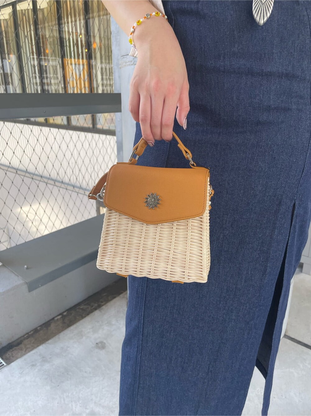 ブルー系のワンピース、ホワイト系のサンダル、ベージュ系のショルダーバッグを着用したレディースの夏コーディネートの6枚目の写真