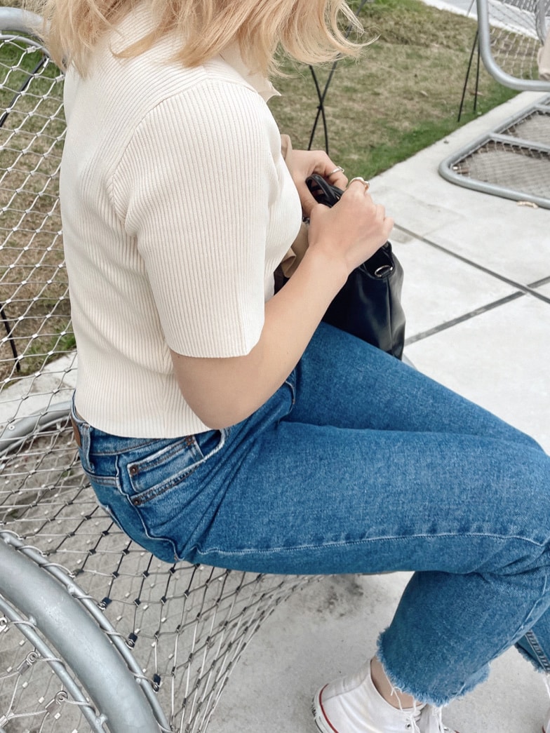 「EVRIS、春コーデ、デニムコーデ、162cm、選抜１、ニット、Tシャツ、ハンドバッグ、カジュアル、トレンチコート」｜「EVRISのリブタイトポロニットTOPS（Tシャツ/カットソー、ホワイト系）」を使った、YUUKA さん（レディース・162cm）の春コーディネートの3枚目の写真