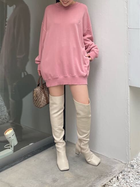 「秋コーデ、選抜１、サニーモチーフ、スウェット、EVRIS、162cm、MARK STYLER」｜「EVRISのSUNNYピグメントオーバーサイズプルオーバー（スウェット、ピンク系）」を使った、YUUKA さん（レディース・162cm）の秋コーディネートの3枚目の写真