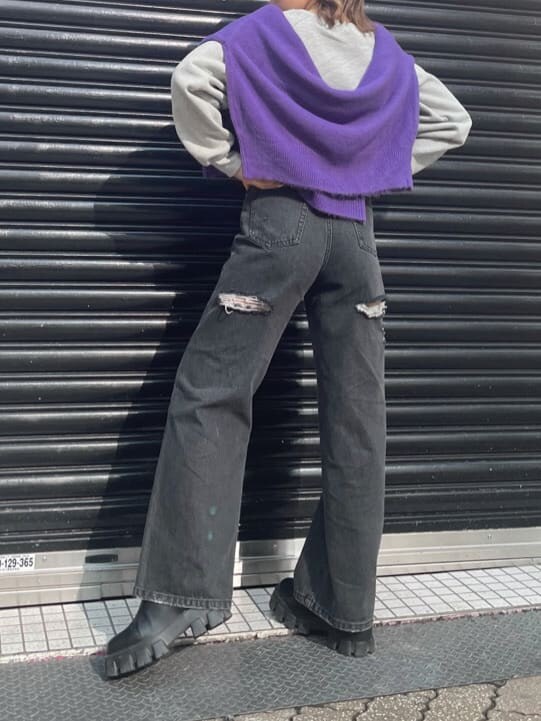 「ニット、ワイドデニム、厚底ブーツ、162cm、冬コーデ、パープル、ショート丈、選抜、EVRIS、カジュアル、グレー、サイドゴアブーツ」｜「EVRISのBACKスラッシュワイドデニムパンツ（デニムパンツ、ブラック系）」を使った、YUUKA さん（レディース・162cm）の冬コーディネートの4枚目の写真