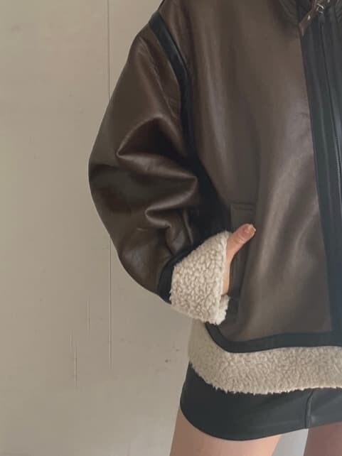 「選抜、162cm、冬コーデ、EVRIS、ブルゾン、シャークソール、ミニスカート、サイドゴアブーツ、ブラウン、ボア、ブラウンコーデ」｜「EVRISのシャークソールサイドゴアショートブーツ（ブーツ、ブラック系）」を使った、YUUKA さん（レディース・162cm）の冬コーディネートの6枚目の写真