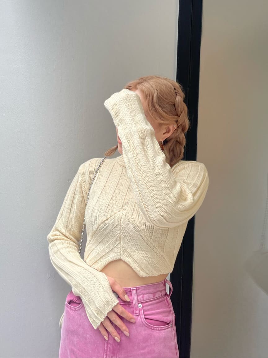 「ブラウン、ショート丈、ピンク、ニット、162cm、ジャケット、ワイドデニム、選抜１、MARK STYLER、EVRIS」｜「EVRISのタイトクロップドニットトップス【セットアップ着用可能】（ニット/セーター、ホワイト系）」を使った、YUUKA さん（レディース・162cm）の秋コーディネートの5枚目の写真