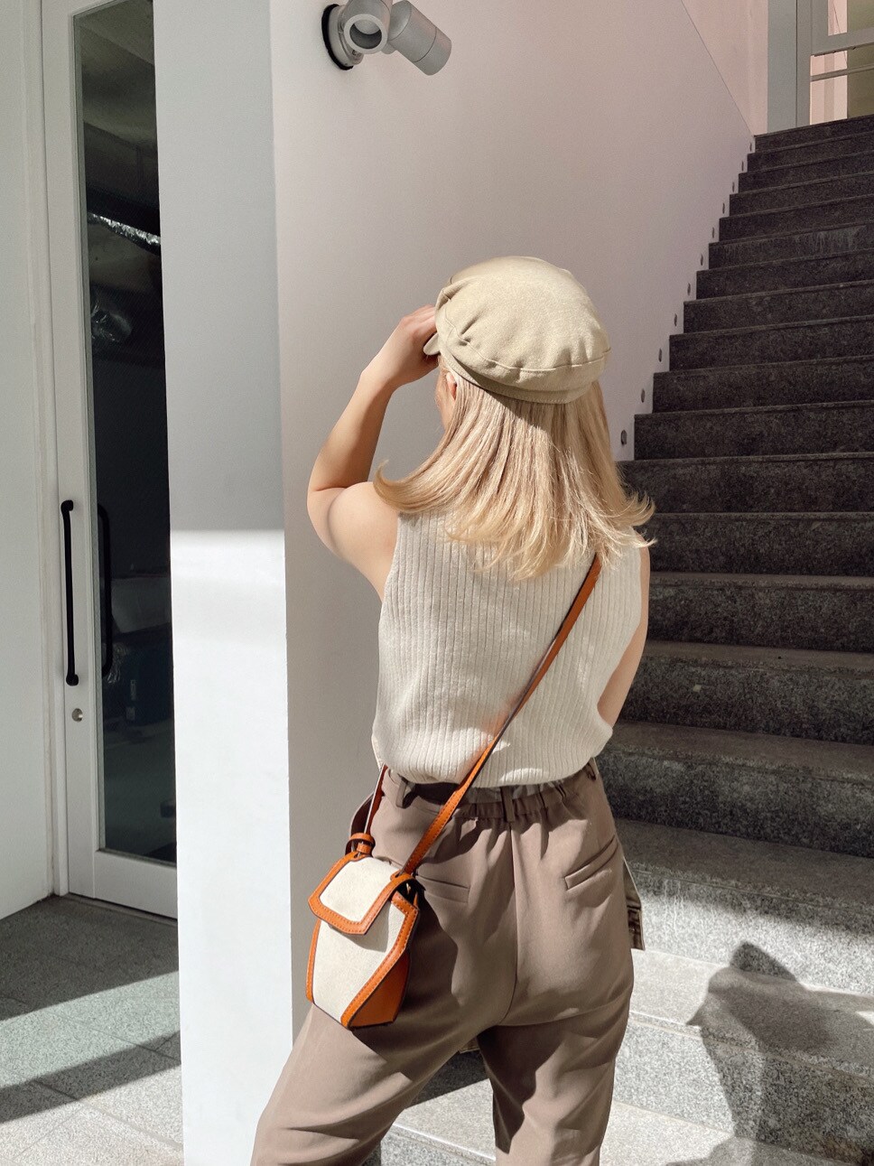 「EVRIS、春コーデ、162cm、選抜、選抜１、デニムジャケット、ベージュ、ケミカルウォッシュ、ラメトップス、ノースリーブ、ワントーンコーデ、スニーカー」｜「EVRISのラメタートルノースリ（タンクトップ、ホワイト系）」を使った、YUUKA さん（レディース・162cm）の春コーディネートの4枚目の写真