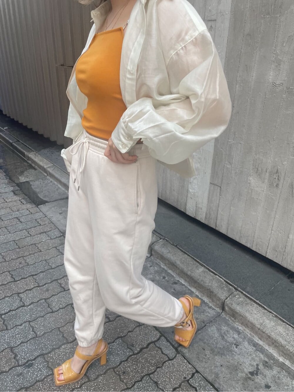 「春コーデ、カップ付キャミソール、スウェットパンツ、ワントーンコーデ、選抜１、シアーシャツ、EVRIS、スクエアトゥ、オレンジ、162cm、大人カジュアル、サンダル」｜「EVRISのSTONE MOTIF COIN ネックレス（ネックレス、ゴールド系）」を使った、YUUKA さん（レディース・162cm）の春コーディネートの4枚目の写真
